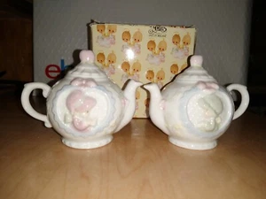 Salero y pimentero Precious Moments 1993 vintage niñas tomando té nuevo Enesco - Imagen 1 de 5