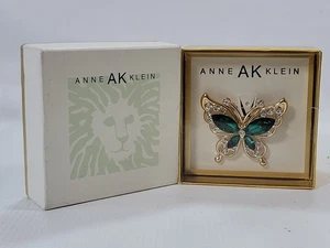 🦋 Anne Klein AK Butterfly Brooch Rhinestones Green Goldtone Lapel Hat Pin Gift - Picture 1 of 4