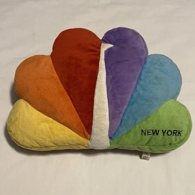 Almohada de felpa con logotipo de pavo real NBC New York Studios colores arco iris Foto 1 de 4