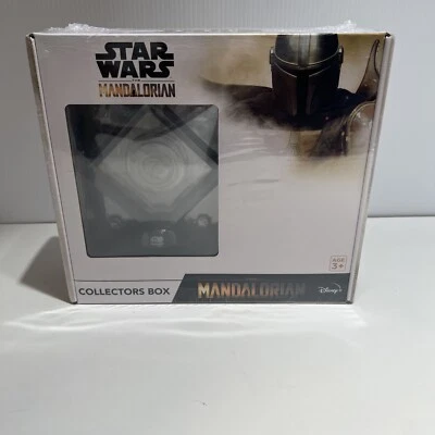 Star Wars The Mandalorian Collectors Caja Gorro Calcetines Moneda Calcomanía Llavero Foto 1 de 4