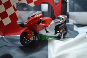MINICHAMPS - 2006 DUCATI DESMOSEDICI - LORIS CAPIROSSI - 1/12 SCALE MODEL BIKE - Picture 1 of 8