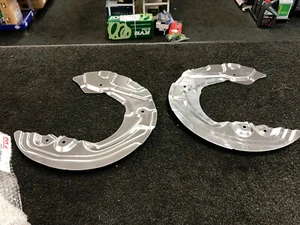 FOR BMW 335 E90 FRONT BRAKE DISC DUST SHIELDS SPLASH COVER - Afbeelding 1 van 1