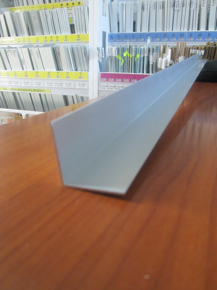 PROFILI IN ALLUMINIO ANODIZZATO ARGENTO ANGOLARE A L MM.30X30X1 DA MT 1 - Immagine 1 di 1