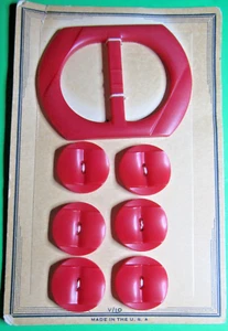 VINTAGE RED EARLY PLASTIC (6) 2-HOLE BUTTONS & BUCKLE SET NOS CARD-E552 - Picture 1 of 4