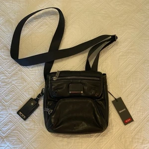 Borsa messenger Tumi Alpha Bravo Barton tracolla pelle marrone scuro nuova con etichette - Foto 1 di 13