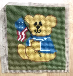 Vintage 70er Jahre fertig Nadelspitze Teddybär mit amerikanischer Flagge Kinderdeko - Bild 1 von 7