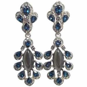 Pendientes con clip de gota de cristal Oscar de la Renta salón, azul, gris, tono plateado - Imagen 1 de 5