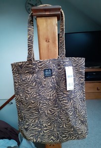 urban outfitters cow print bolsa
