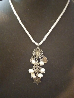 Collar de perlas blancas de agua dulce de 18 pulgadas con dijes religiosos hecho a mano  Foto 1 de 4