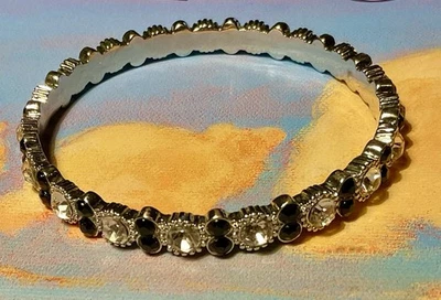 Hermosa pulsera de acero inoxidable con piedras transparentes y ónix. Foto 1 de 4