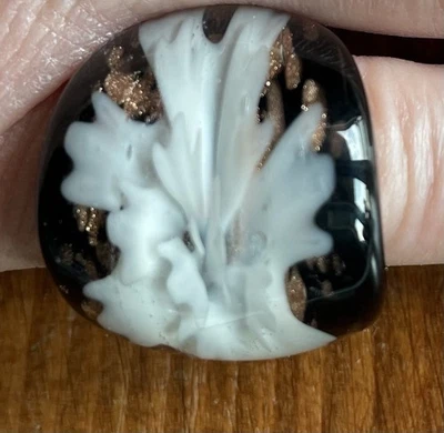 Anillo de cóctel Anthropologie negro dorado y azul flor vidrio brillante nuevo sin etiquetas Foto 1 de 4