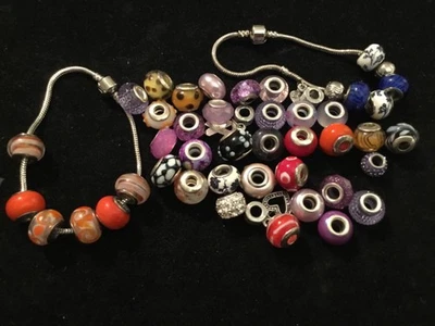 45 dijes de cuentas de vidrio y metal estilo Murano y 2 pulseras con dije en euros en tono plata Foto 1 de 2