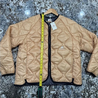 Chaqueta acolchada New Balance beige con ribete negro - Talla grande - Nueva con etiquetas - Precio de venta sugerido por el fabricante 230 USD Foto 1 de 4