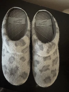 Zoccoli donna Dansko taglia 36 -5,5-6 slip-on mules grigio lucie leopardato nuovi - Foto 1 di 6