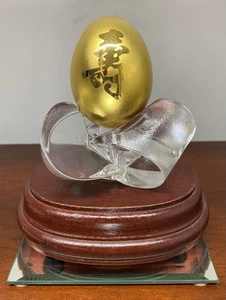 RISIS 24K VERGOLDETES GOLDENES EI AUF GLASSTÄNDER OSTERN SINGAPUR NEUWERTIG - Bild 1 von 14