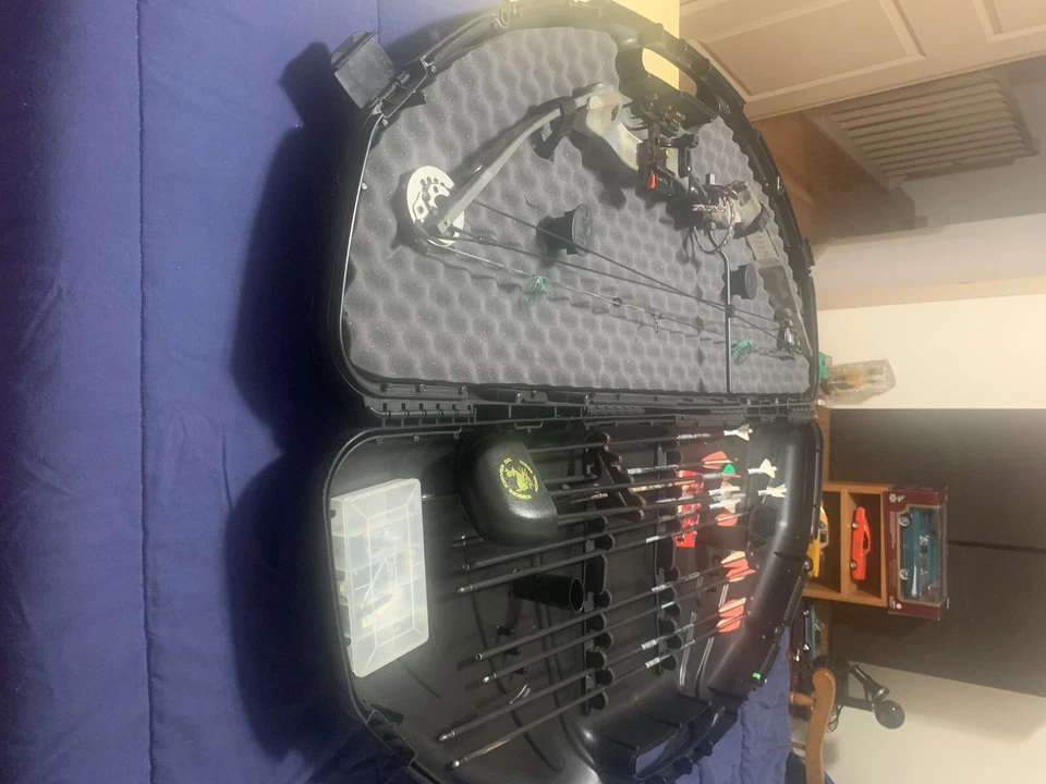 arco compuesto mano derecha 70lbs con flechas y puntas Foto 1 de 4