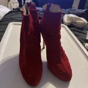 Brian Atwood rote geraffte Wildleder Bootie Schuhe Größe 38,5 gebraucht Stiefeletten - Bild 1 von 9