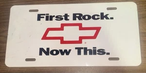 Raro papillon TARGA CHEVROLET METALLO "First Rock Now This" Chevy - Foto 1 di 2