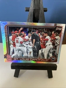 2025 Topps Series 2 Cardinals Team Card Rainbow Foil #461 St. Louis Cardinals - Bild 1 von 1