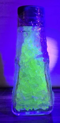 VIDRIO DE URANIO ROTO EN BOTELLA EN FORMA DE TRIÁNGULO Foto 1 de 4