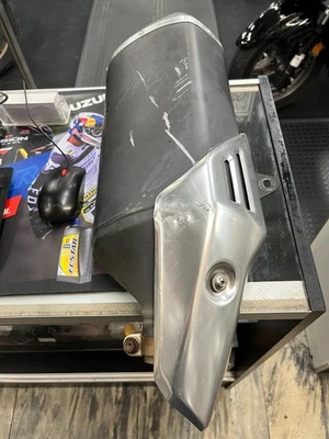 Silenciador de escape usado 14310-17KBX Suzuki GSXR 1000R 2017-2024 OEM Foto 1 de 3