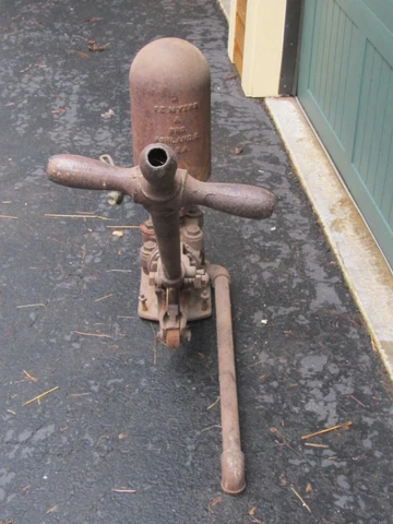 Vintage F E Myers Cast Iron Antique Standing Hand Water Well Pump local pickup Cover