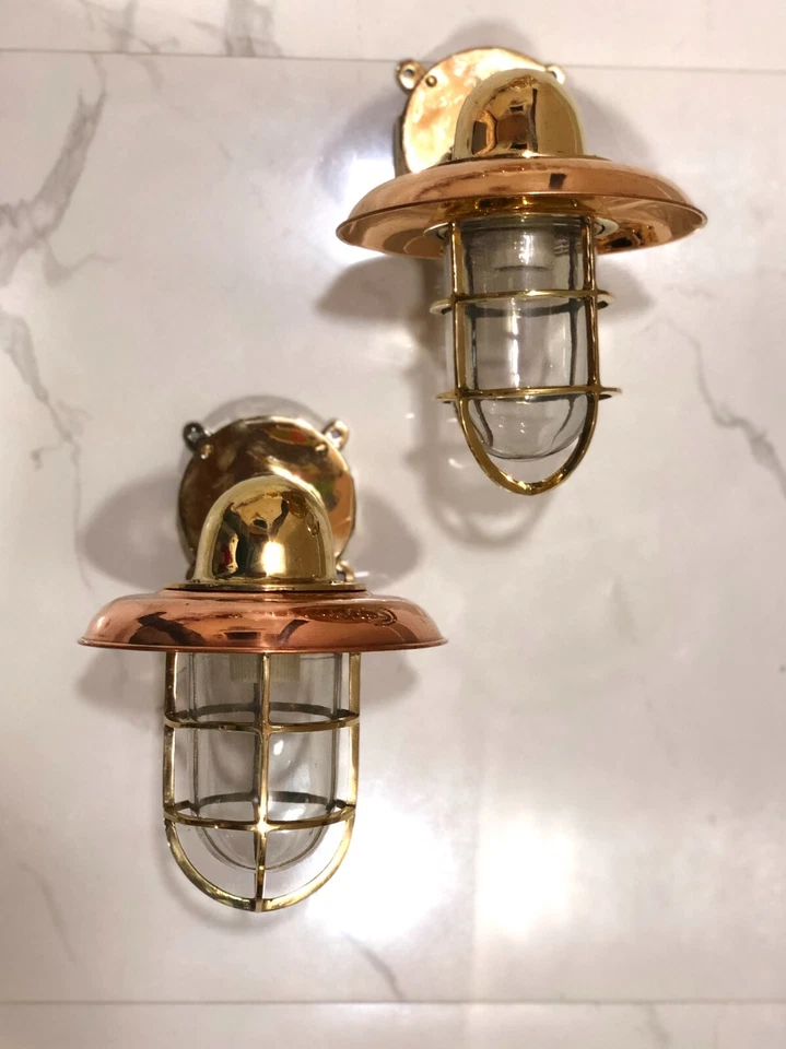 Moderno juego de 2 luces de pared cisne de latón con pantalla de cobre y caja de conexiones Foto 1 de 4