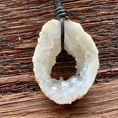 Colgante de cuarzo geoda cueva rebanada cruda con correa ajustable de cuero Foto 1 de 4