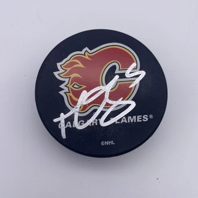Disco de hockey Beckett firmado por Mark Giordano con logotipo de Calgary Flames Foto 1 de 2