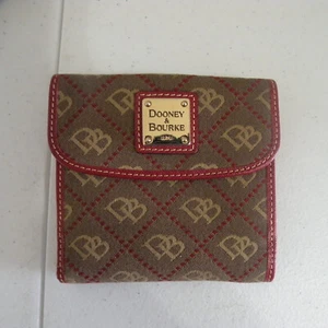 Logotipo DB Signature de Dooney & Bourke de 5 pulgadas x 4,5 pulgadas. Cartera plegable de cuero rojo - Imagen 1 de 23