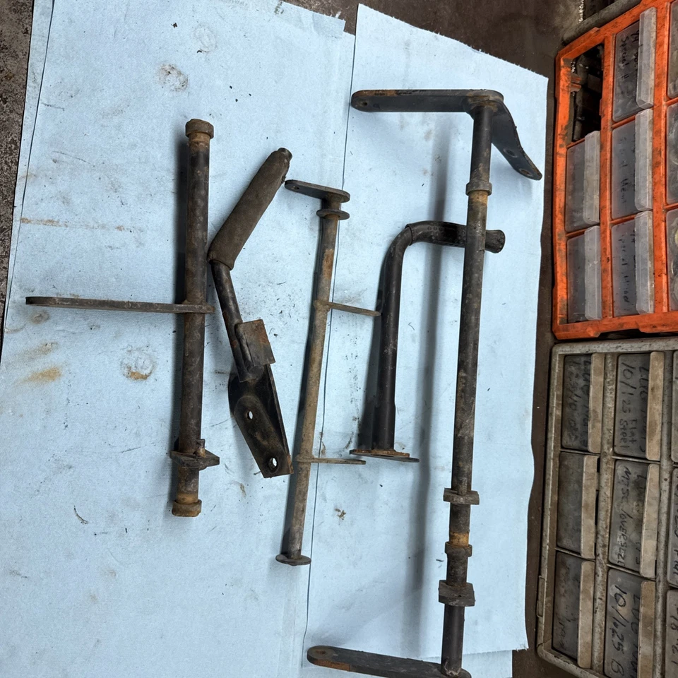 Cortacésped Dixon Velocidad ZTR 30 Soportes Varios y Manijas Elevadoras de Cubierta Foto 1 de 3