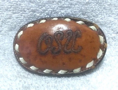 Tony Lama Cuero Tocado a Mano Sobre Metal Marrón Hebilla Borde Blanco OS2C Desplazamiento De Colección Foto 1 de 4