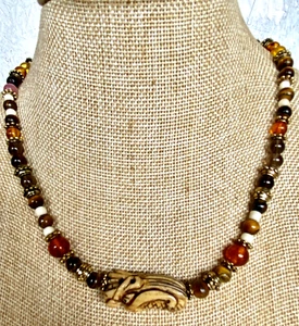Collana vintage di perline, occhio di tigre e drago intagliato lunga 16" - Foto 1 di 8