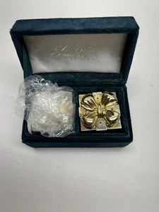 Godinger Silver Tone Gift box Bow Salt & Pepper Shakers - Picture 1 of 8