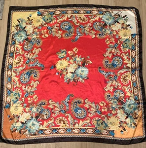 Sciarpa testa paisley floreale vintage 35" x 36" rossa colori assortiti arrotolata a mano - Foto 1 di 3