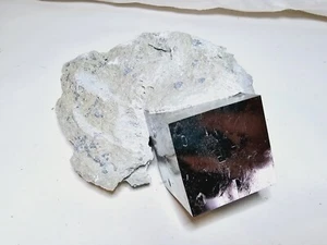 Kubischer Pyrit auf Matrix XL hochwertigster Navajun Spanien 3,5 cm Würfel groß - Bild 1 von 10