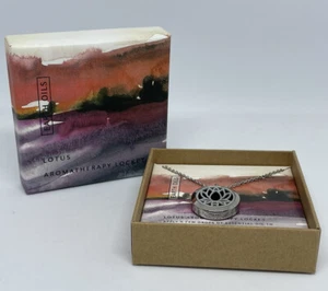 Aromatherapy Locket Necklace - Lotus - Earth Oils Oil Diffuser Charm - Foto 1 di 3