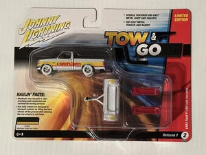 Johnny Lightning TOW & GO Mayflower 1993 Ford F-150 & Tow Dolly White Lightning - Picture 1 of 2