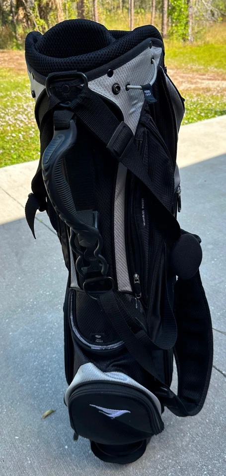 Bolsa de suporte de golfe Tommy Armor 8 vias preta cinza com capa de chuva e alça dupla. - Imagem 1 de 4