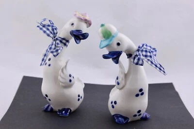 JUEGO DE 2 FIGURAS DE CERÁMICA VINTAGE DE GANSOS PATOS BLANCOS Y AZULES - COMO NUEVAS Foto 1 de 4