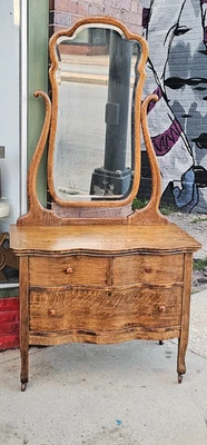 Tocador victoriano antiguo roble serpentino con espejo grande Foto 1 de 4