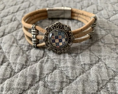 Pulseira de cortiça, 3 fios com fecho magnético. Cabochão de vidro multicolorido. - Imagem 1 de 4