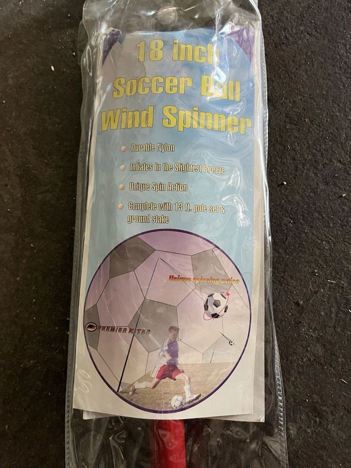 Balón de fútbol de 18 pulgadas Wind Spinner de Premier Kites - Decoración de torneo de fútbol Foto 1 de 3