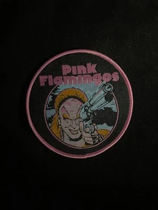 Patch tessuto fenicotteri rosa classico film horror anni 80 bordo rosa - Foto 1 di 2
