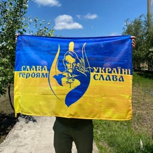 Bandera con impresión a una cara “Gloria a los Héroes de Ucrania Gloria” - Imagen 1 de 1