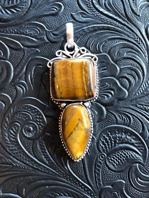 Colgante Tótem Artesanal Ojo de Tigre del Suroeste Tonos Dorados Profundos Bisel Adornado 2.5" Foto 1 de 4
