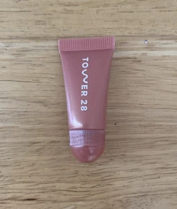 Tower 28 Lip Softie getönte Lippenbehandlung Mini 0,18 Oz. - Iced Dulce de Leche - Bild 1 von 3