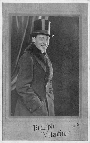 Cappotto e cappello top Rodolfo Valentino in pelliccia vintage cartolina attore film silenzioso