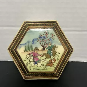Scatola portagioie vintage persiana in legno laccato intarsiato khatam scena caccia - Foto 1 di 9