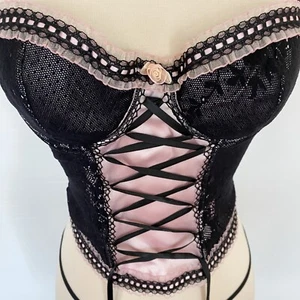 Frederick's of Hollywood Y2K corsetto pizzo rosa nero bustier top volant set 2 pezzi - Foto 1 di 9